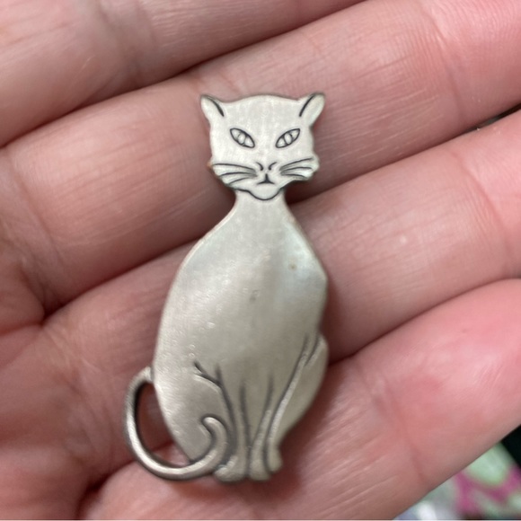 Interesting brushed pewter cat pin - Picture 2 of 4